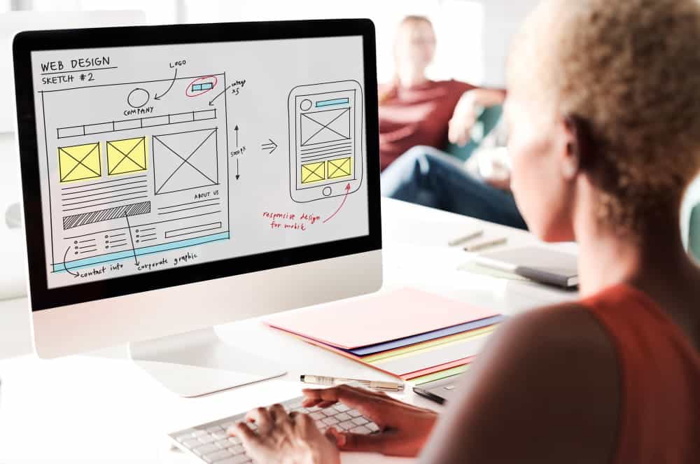 Imagen-Arquitectura Web SEO 8 mujer trabajando la arquitectura web